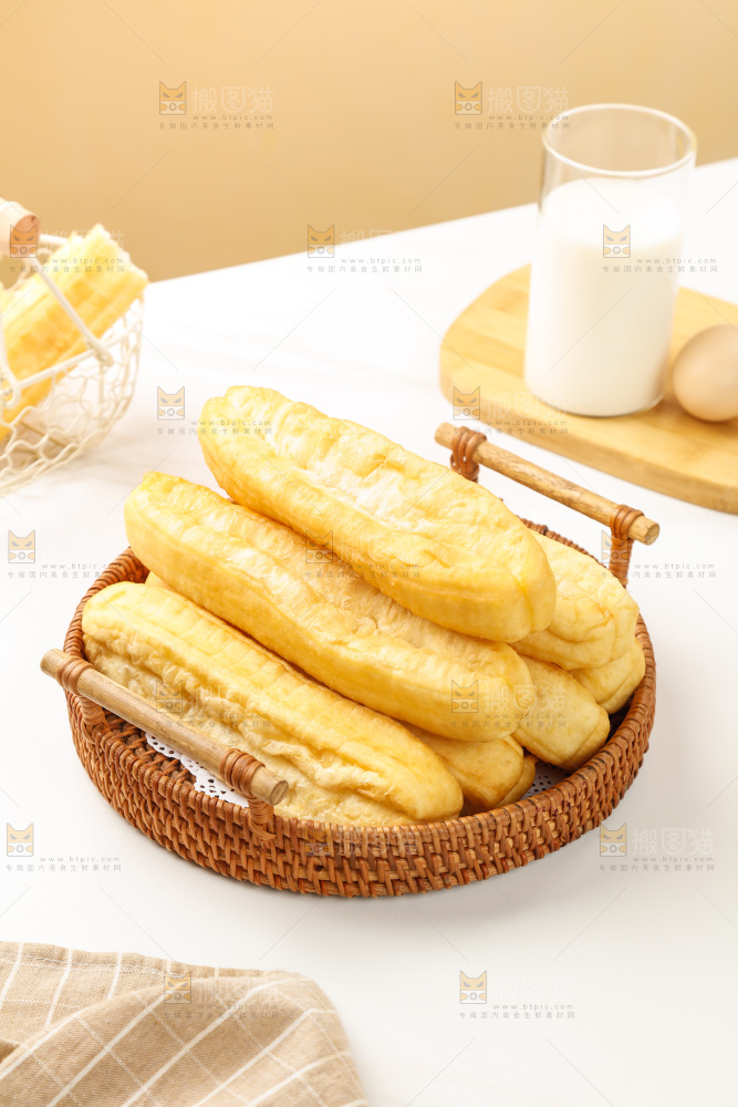 白底上的一篮小油条