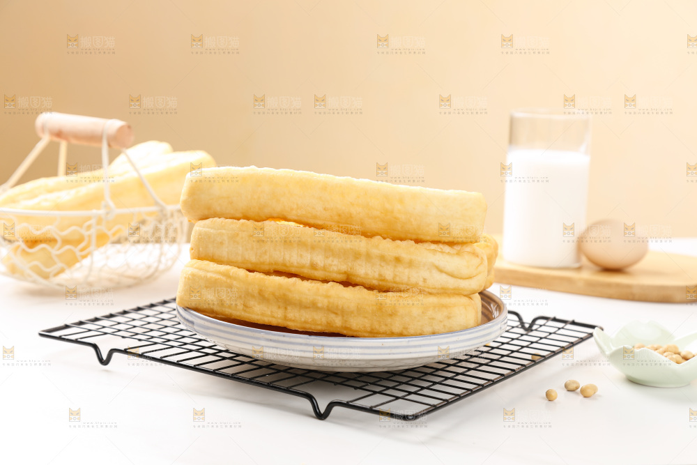 盘子里的香酥油条