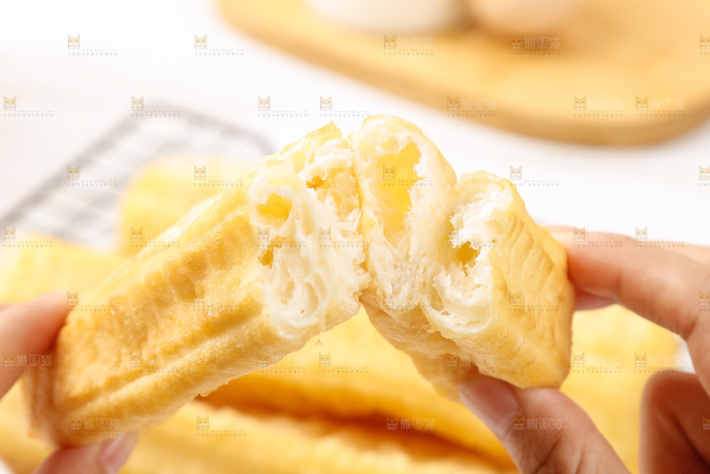 手上撕开的油条