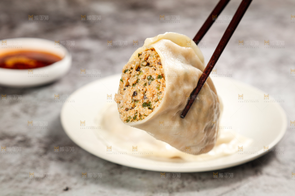 筷子上夹着蟹黄大饺子