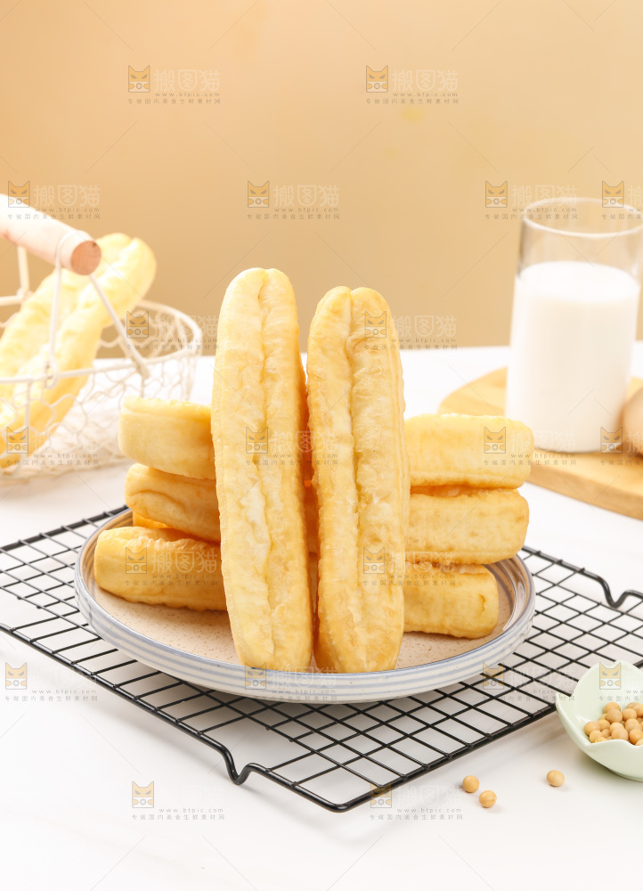 盘子里的香酥油条