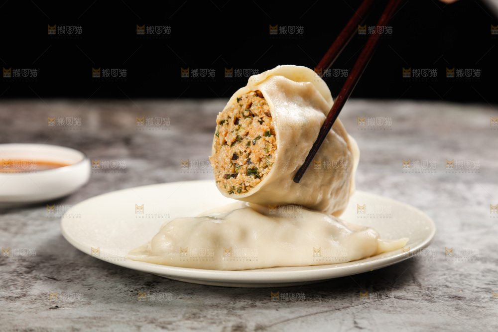 筷子上夹着蟹黄大饺子