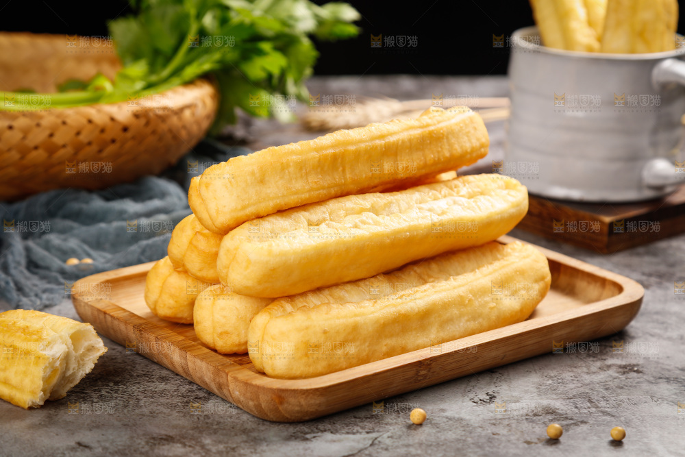 木盘里的炸油条
