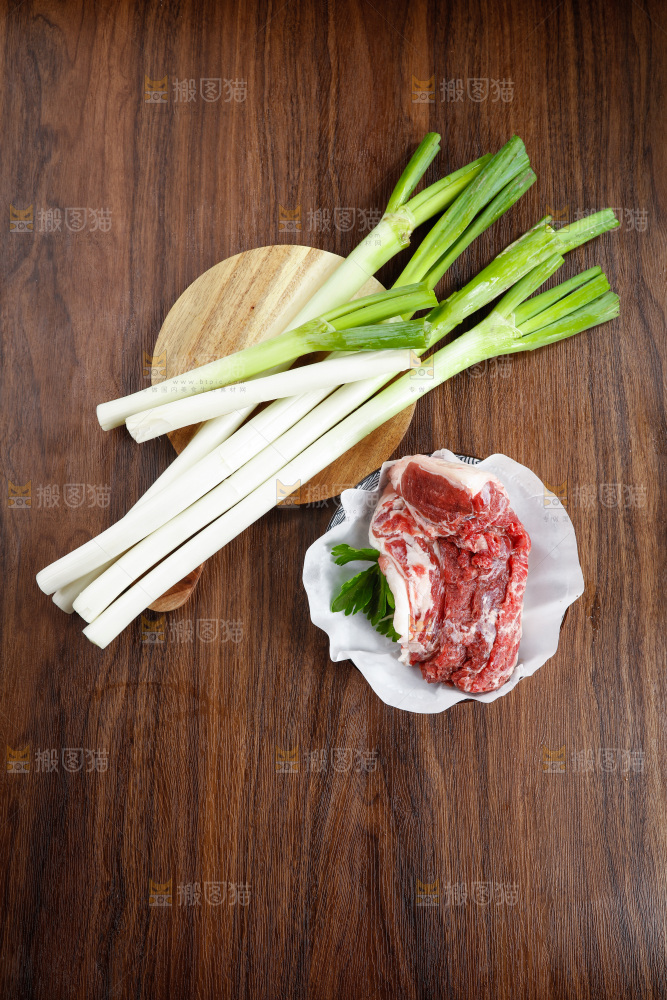 木底上的大葱和牛肉