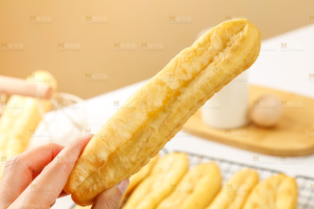手上拿着香酥油条