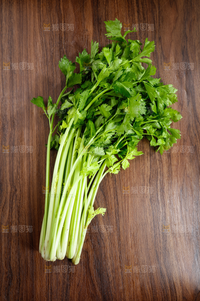 木底上的新鲜芹菜