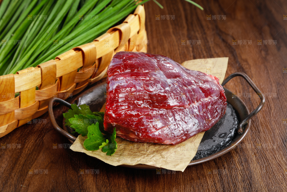 木底上的一盘牛肉