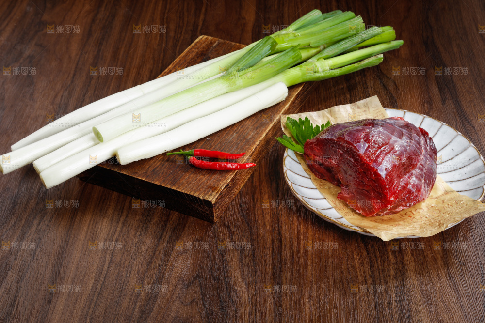木底上的大葱和牛肉
