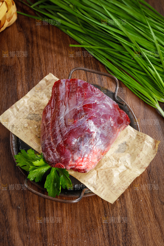 木底上的一盘牛肉
