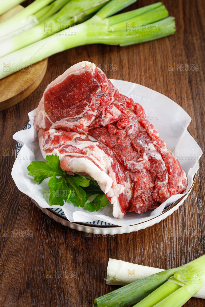 木底上的一盘新鲜猪肉