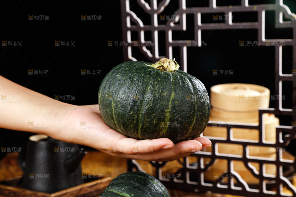 手上放着板栗南瓜