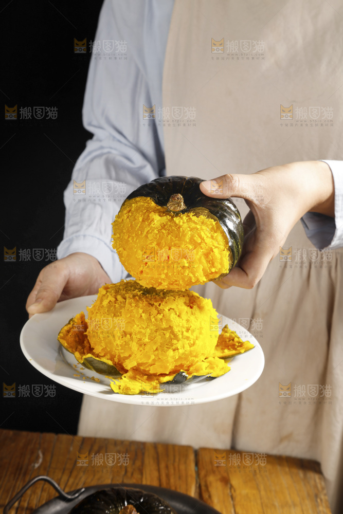 手里拿着的板栗南瓜