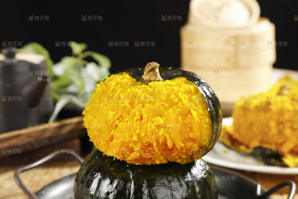 盘子里摆放着的板栗南瓜