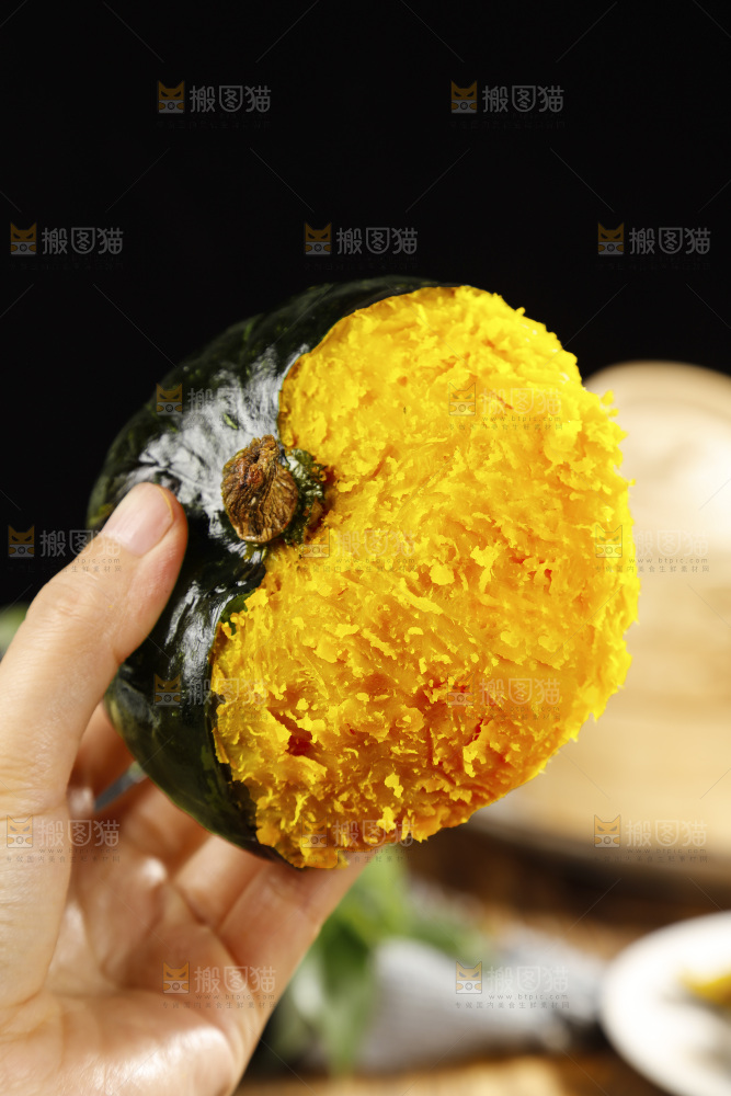 手里拿着的板栗南瓜