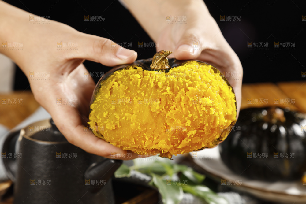 手里拿着板栗南瓜