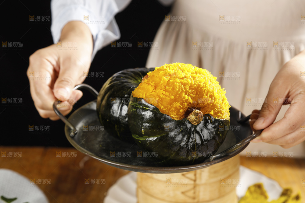手里端着一盘板栗南瓜