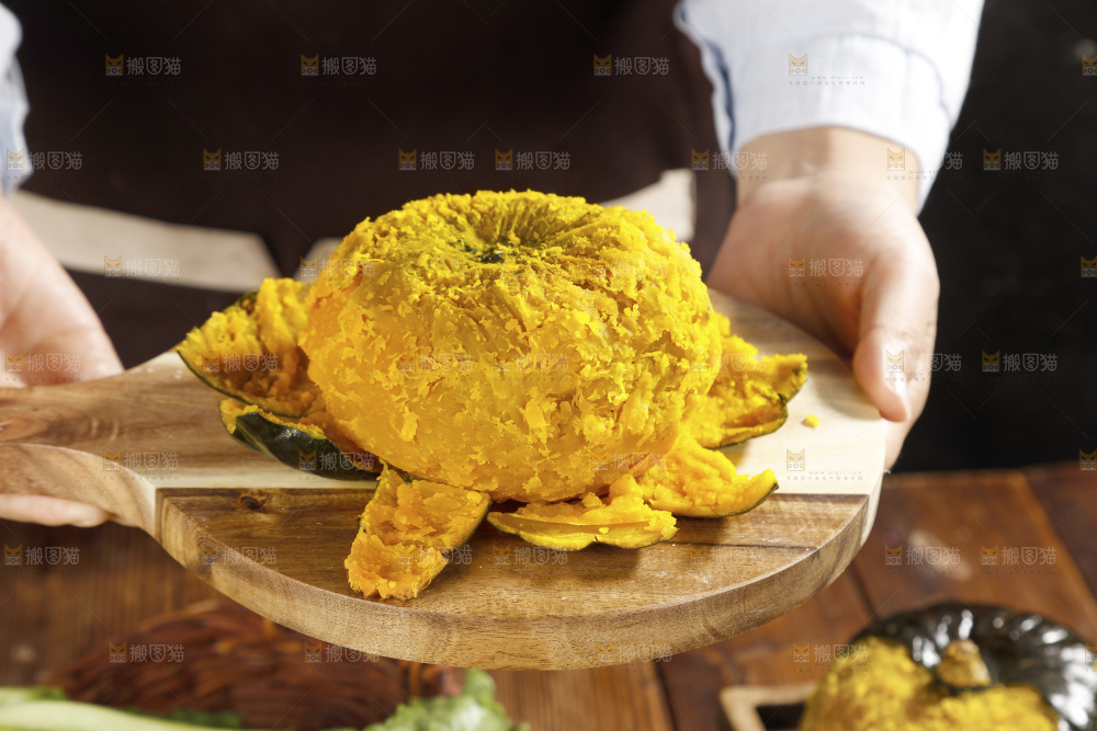 木板上放着的板栗南瓜