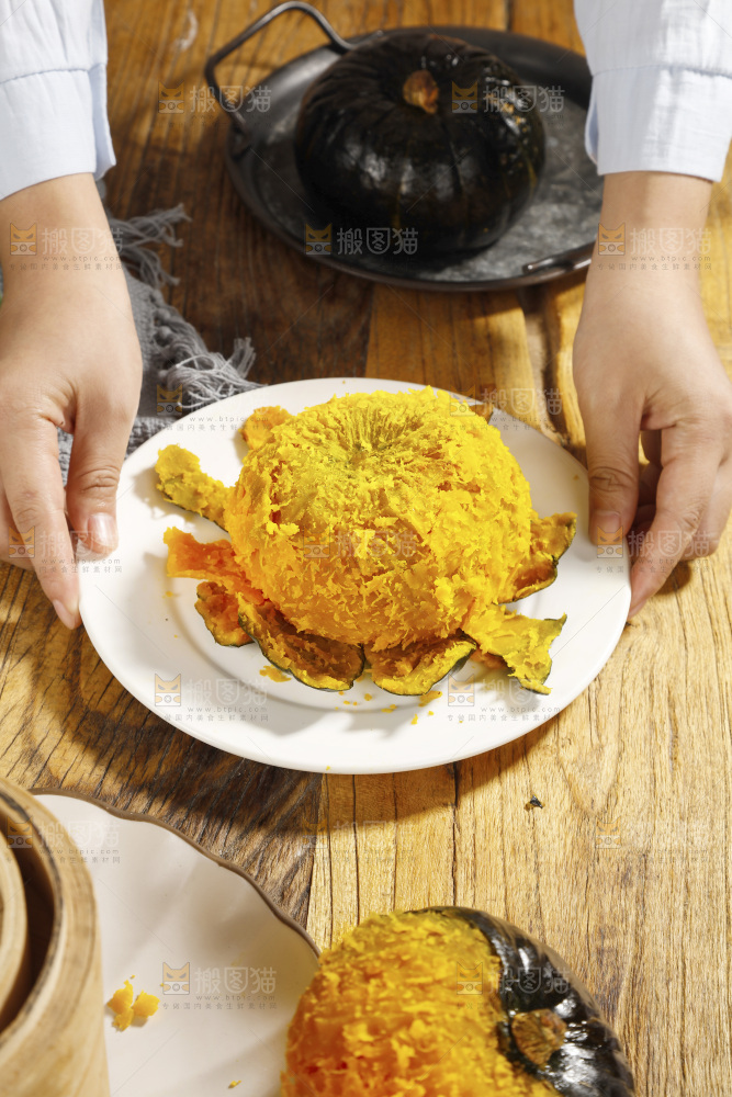 手里端着一盘板栗南瓜