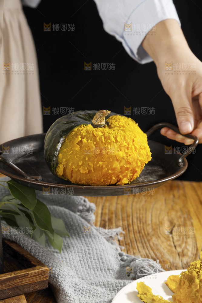 手里端着一盘板栗南瓜