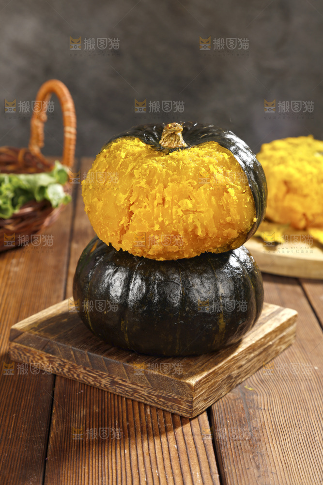 木板上放着的板栗南瓜