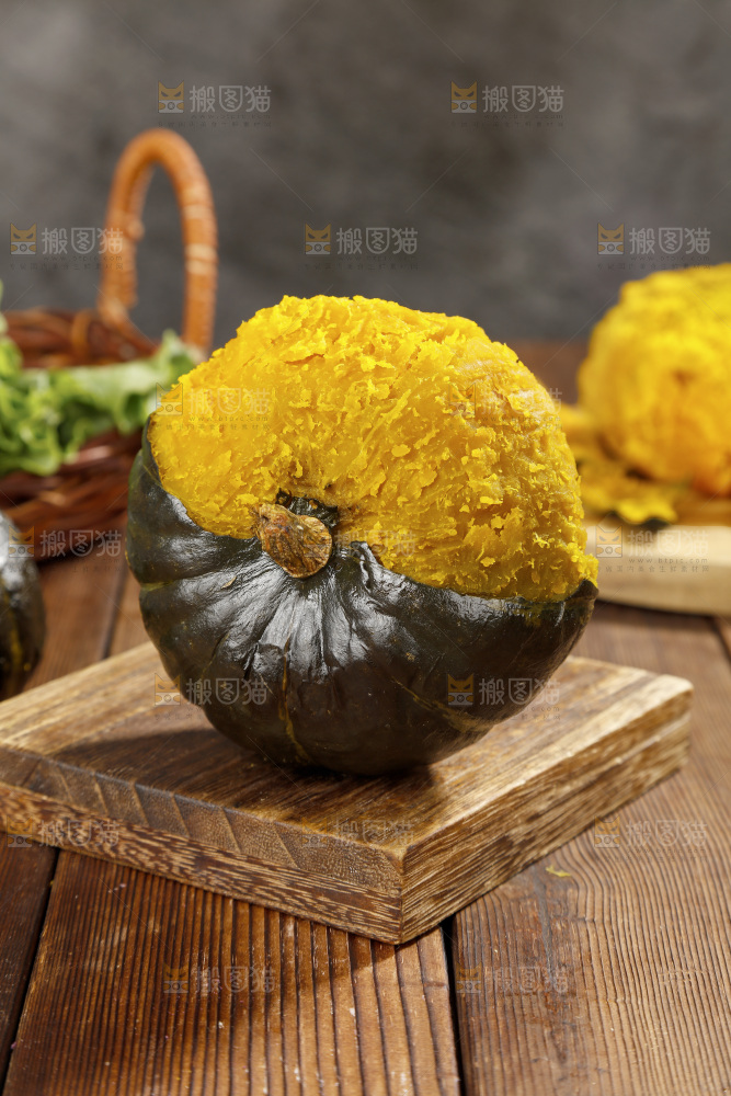 木板上放着的板栗南瓜