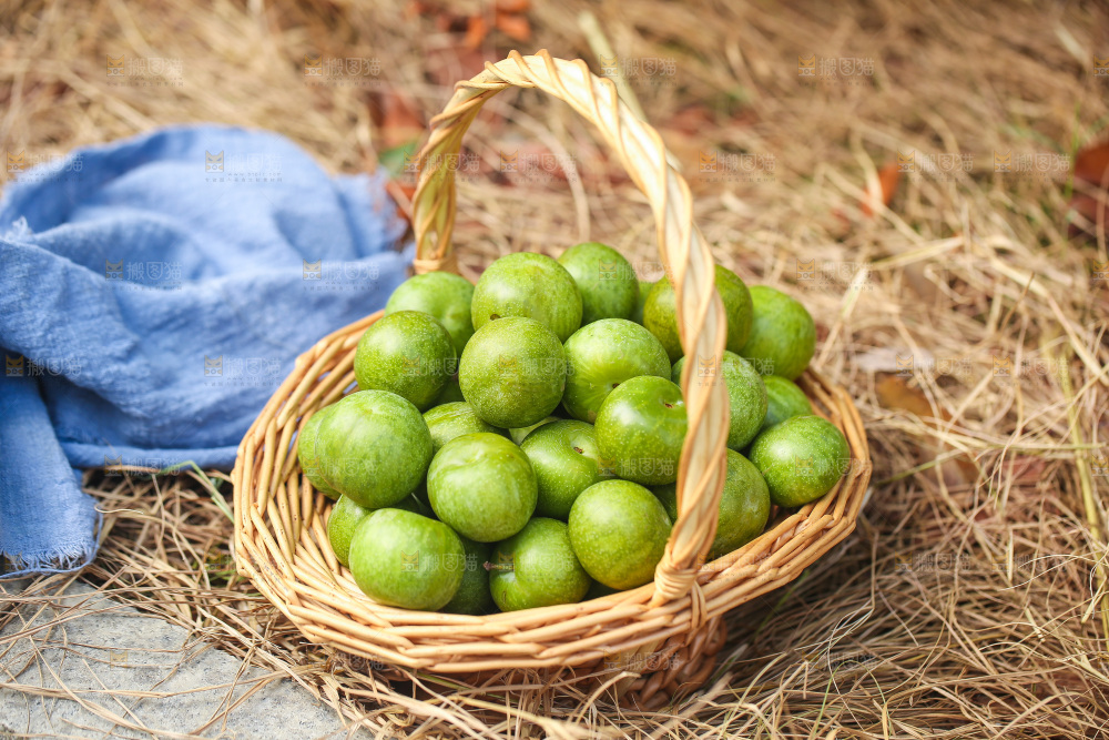 篮子里的新鲜脱骨李