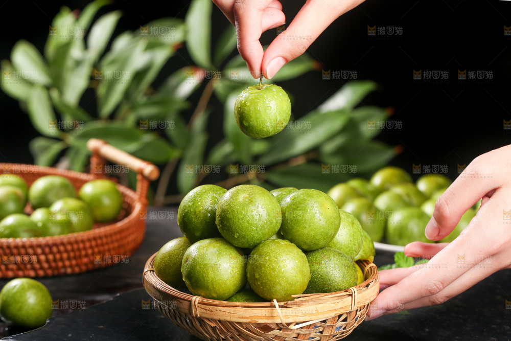 手拿着新鲜脱骨李