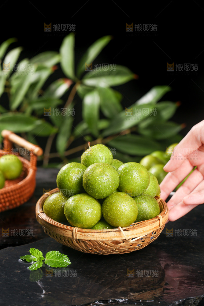 手拿着一篮青脆李