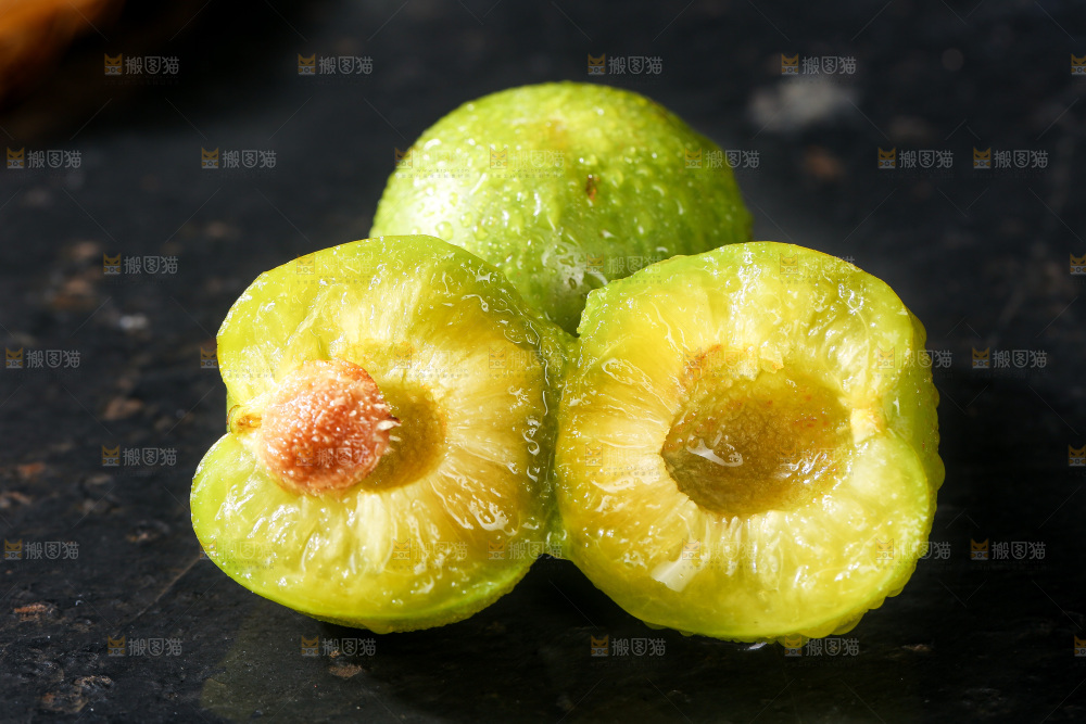 深底上放着的青脆李