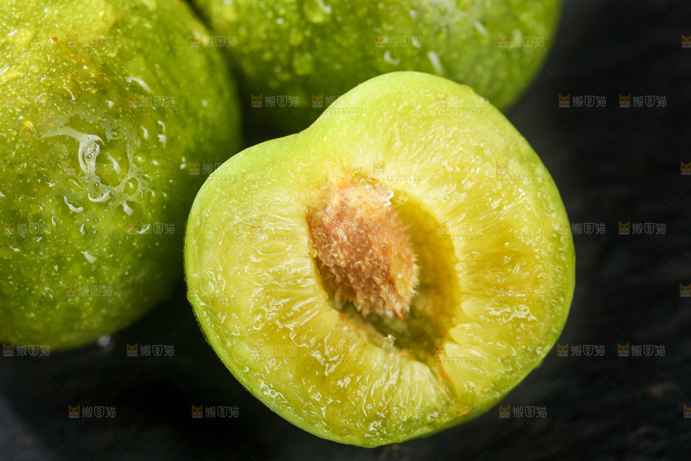 深底上摆放着青脆李