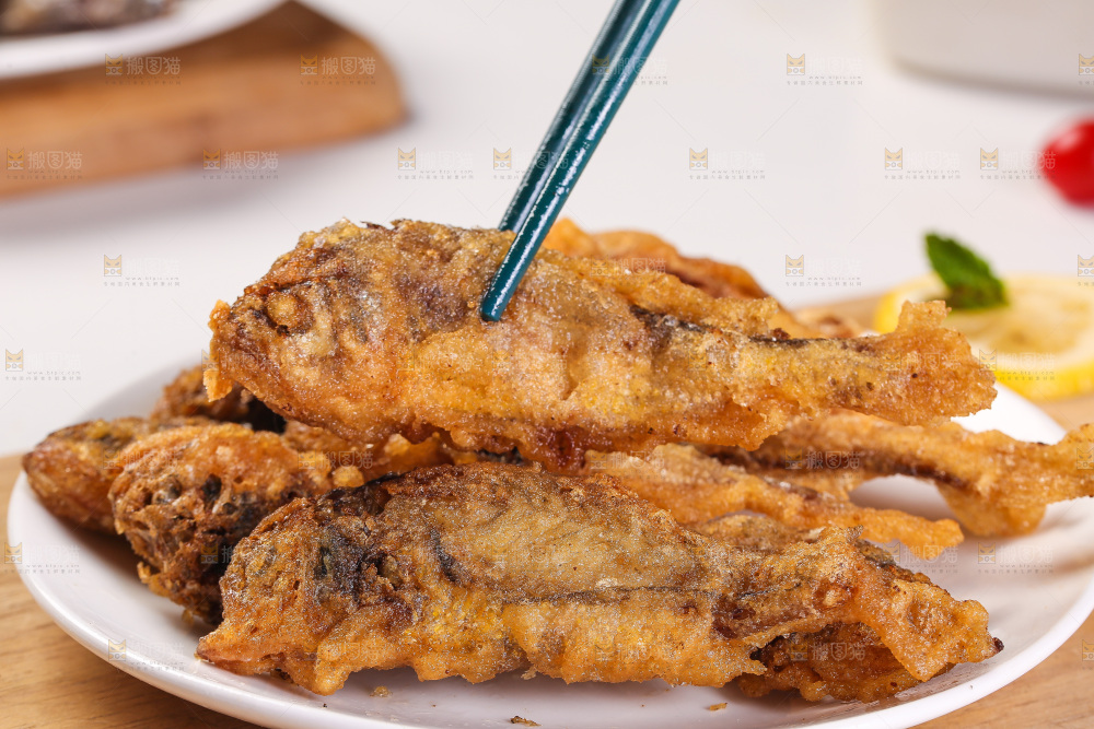筷子夹着香酥炸鱼