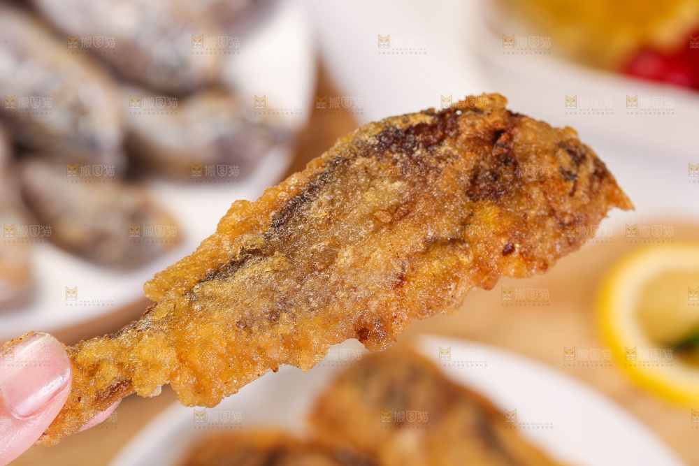 手里拿着香酥炸鱼