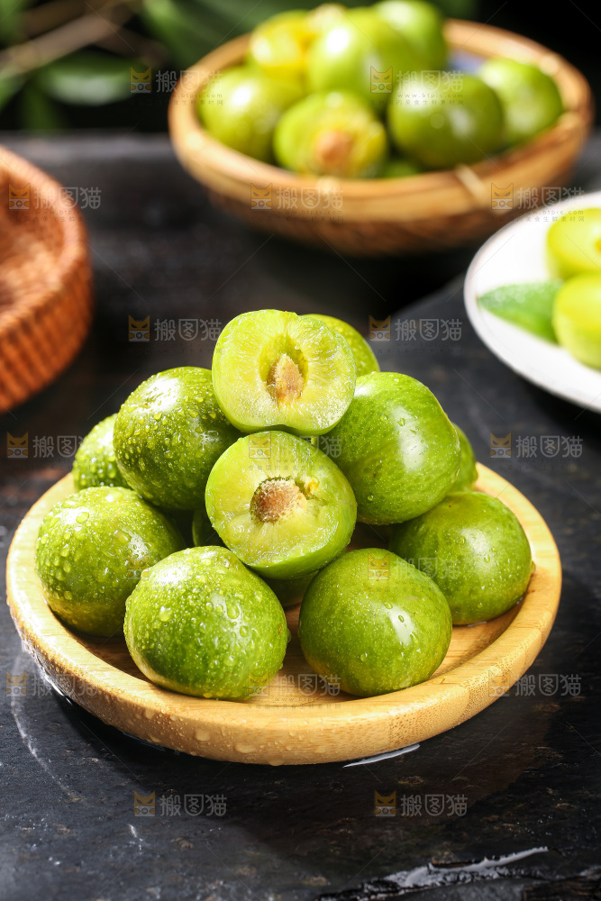 盘子里的新鲜脆李