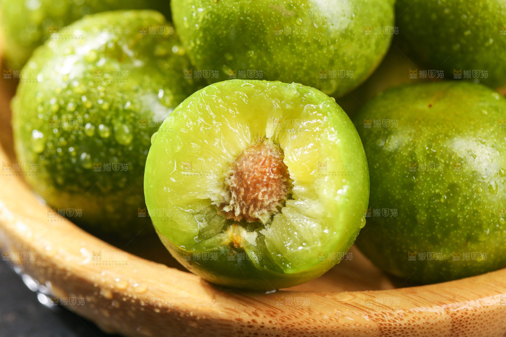盘子里的新鲜脆李