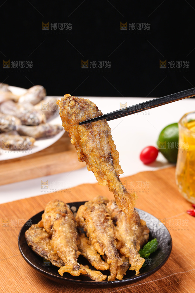 筷子夹着香酥炸鱼