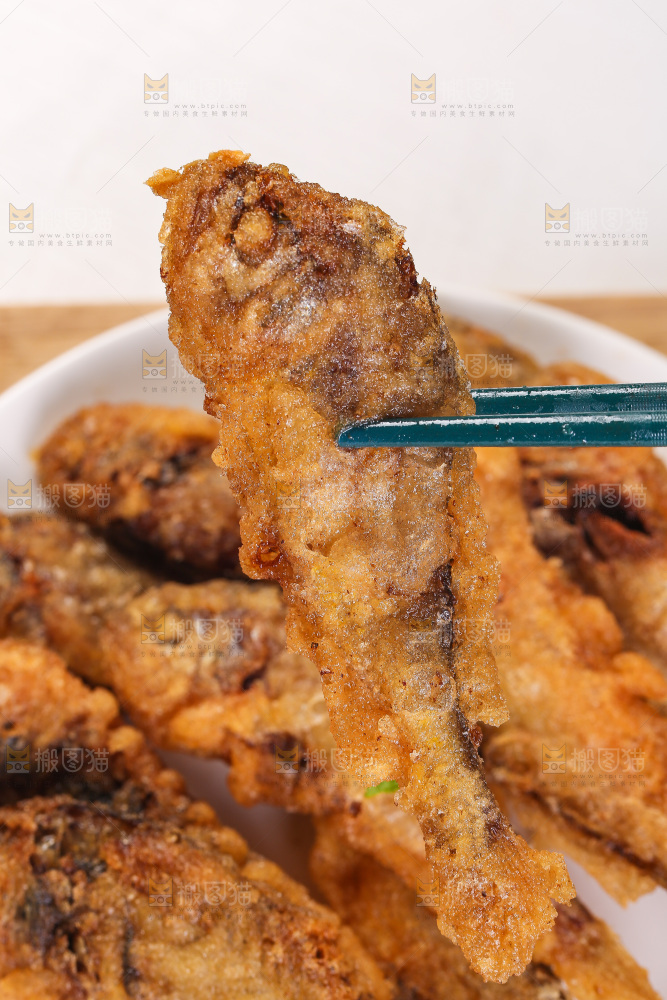 筷子夹着香酥炸鱼