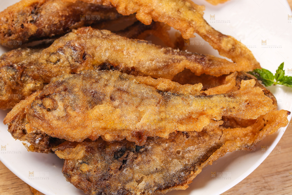 盘子里的香酥小鱼