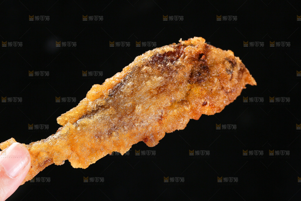 手里拿着香酥炸鱼