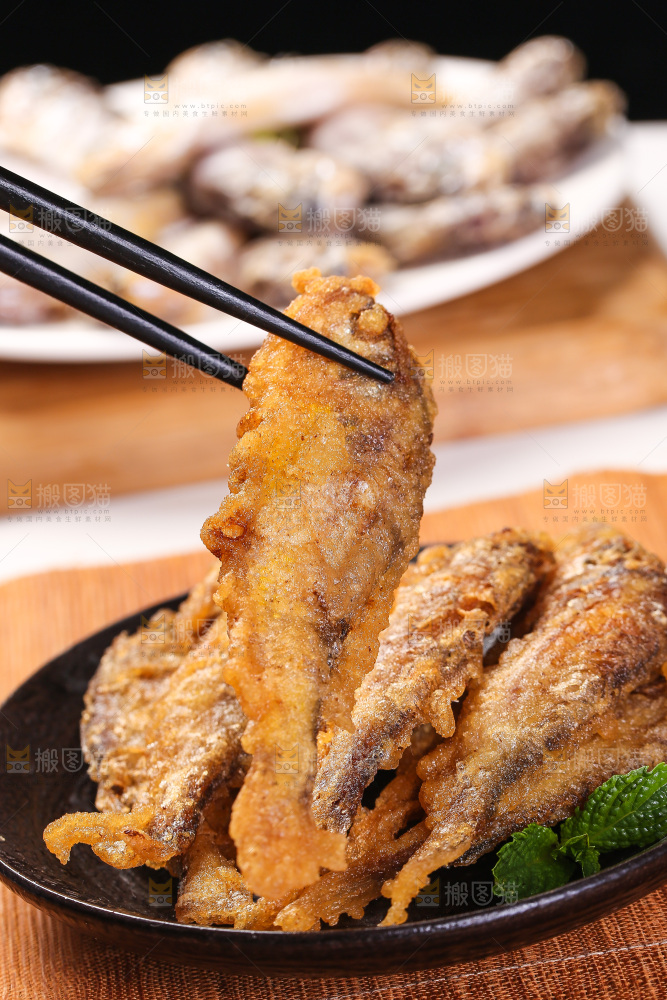 筷子夹着香酥炸鱼