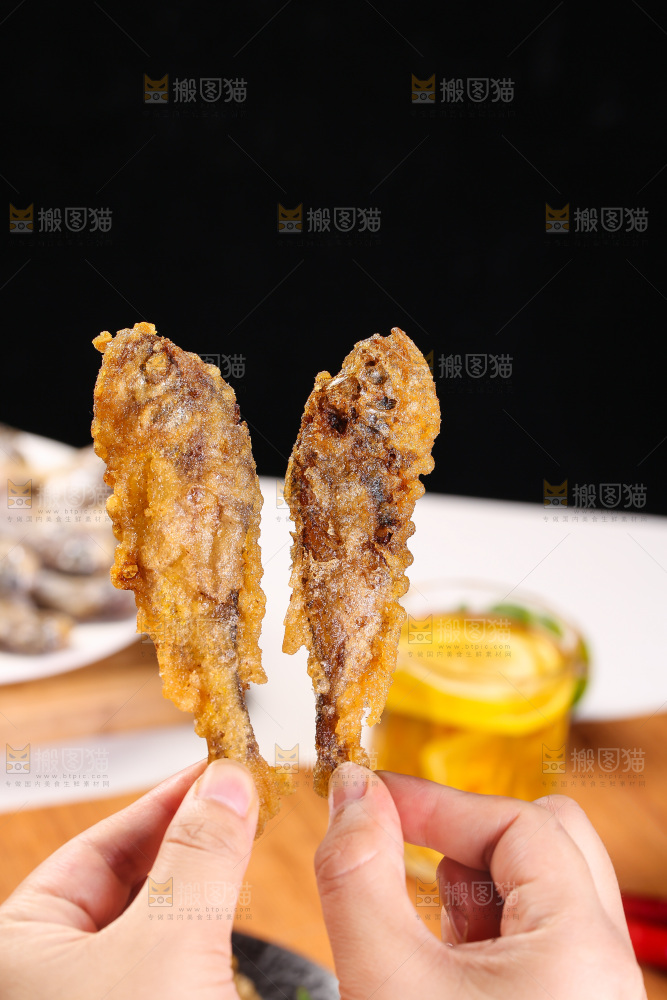手里拿着香炸小鱼