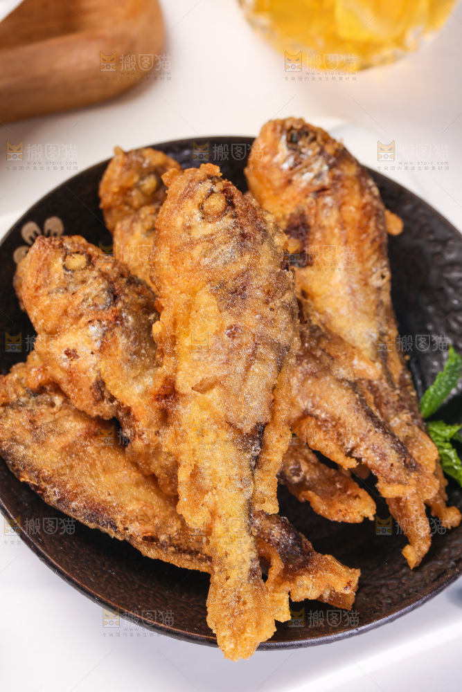 盘子里的炸小鱼
