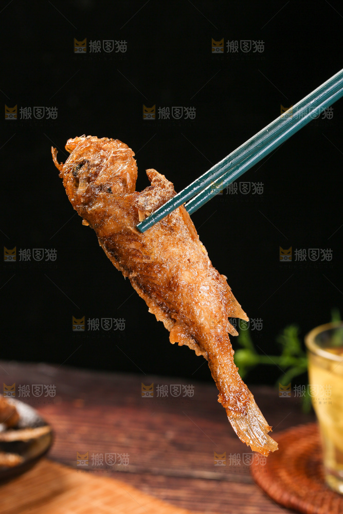 筷子上夹着香酥煎鱼