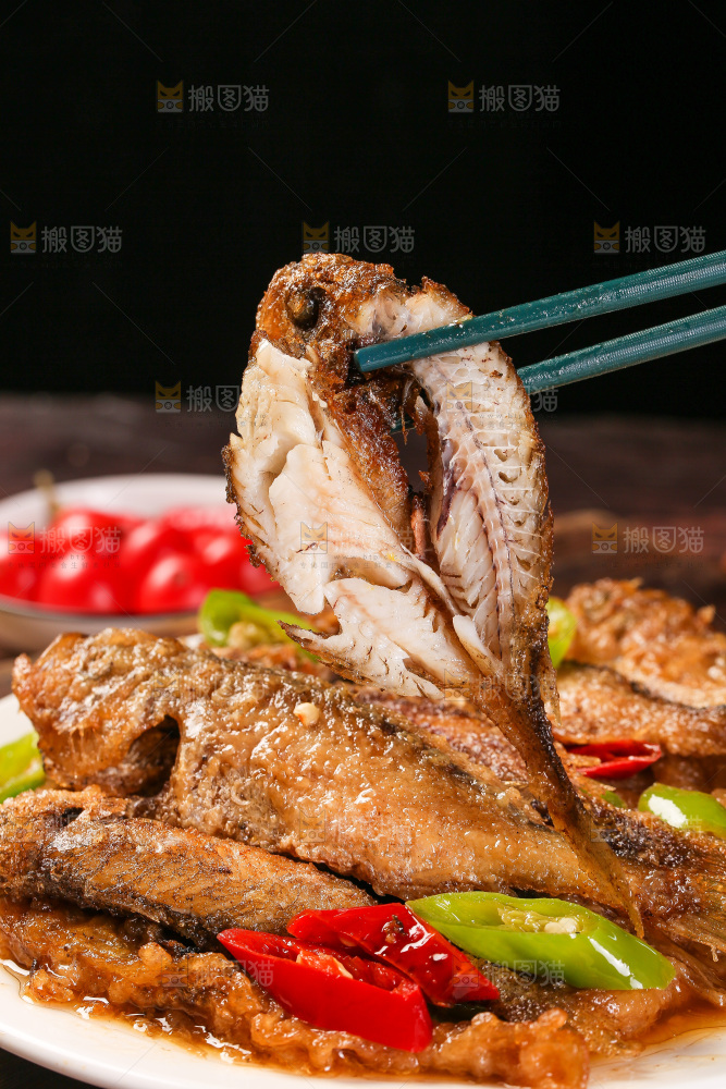 筷子上夹着香酥煎鱼