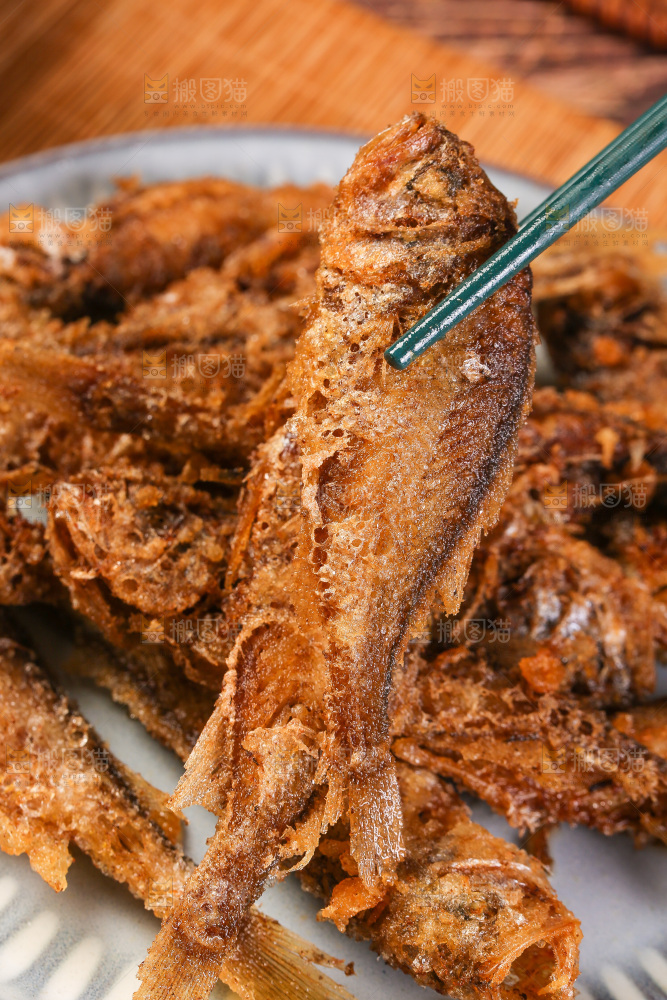筷子夹着香酥炸鱼