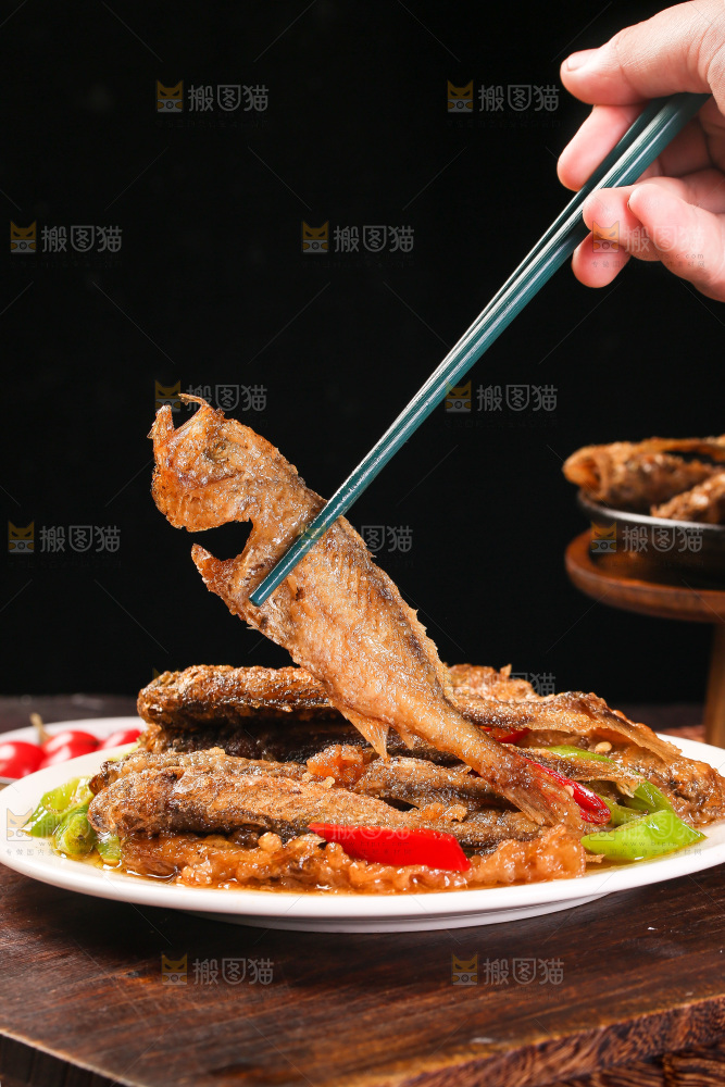 筷子上夹着香酥煎鱼