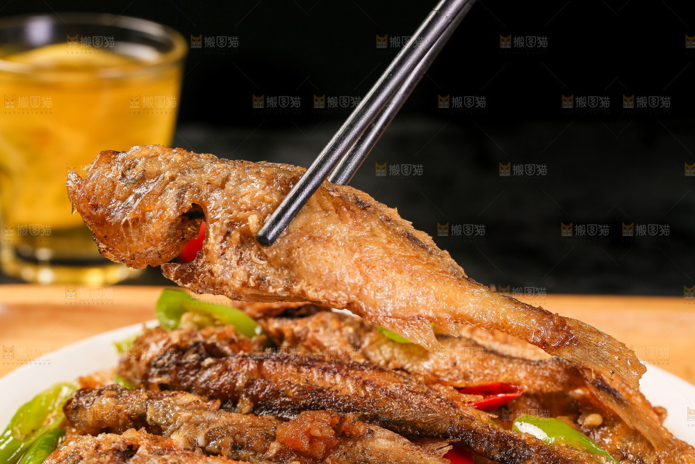 筷子夹着香酥煎鱼