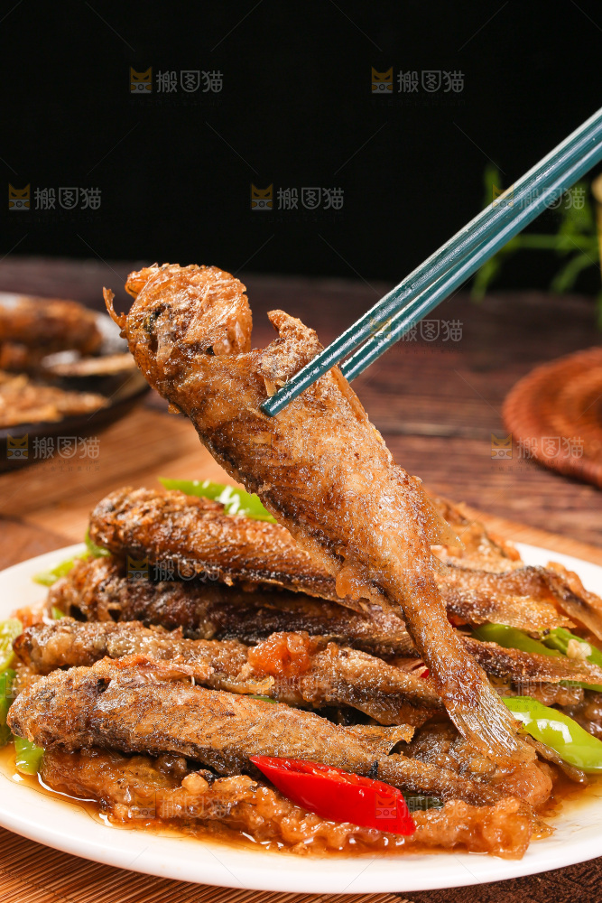 筷子上夹着香酥煎鱼
