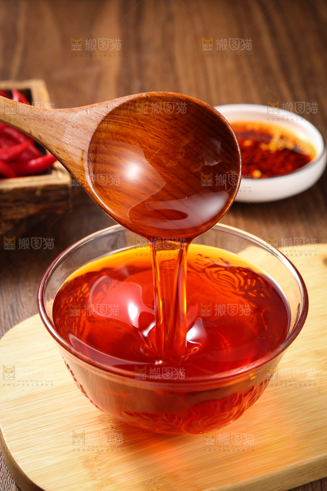 勺子里的辣椒红油
