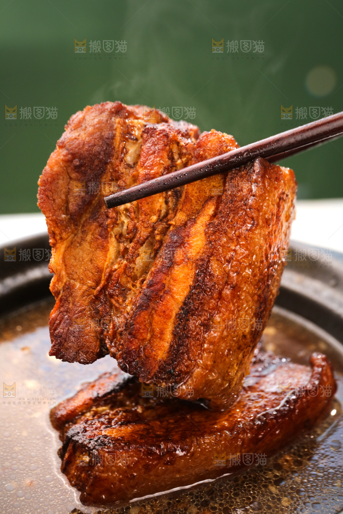 筷子上夹着红烧肉