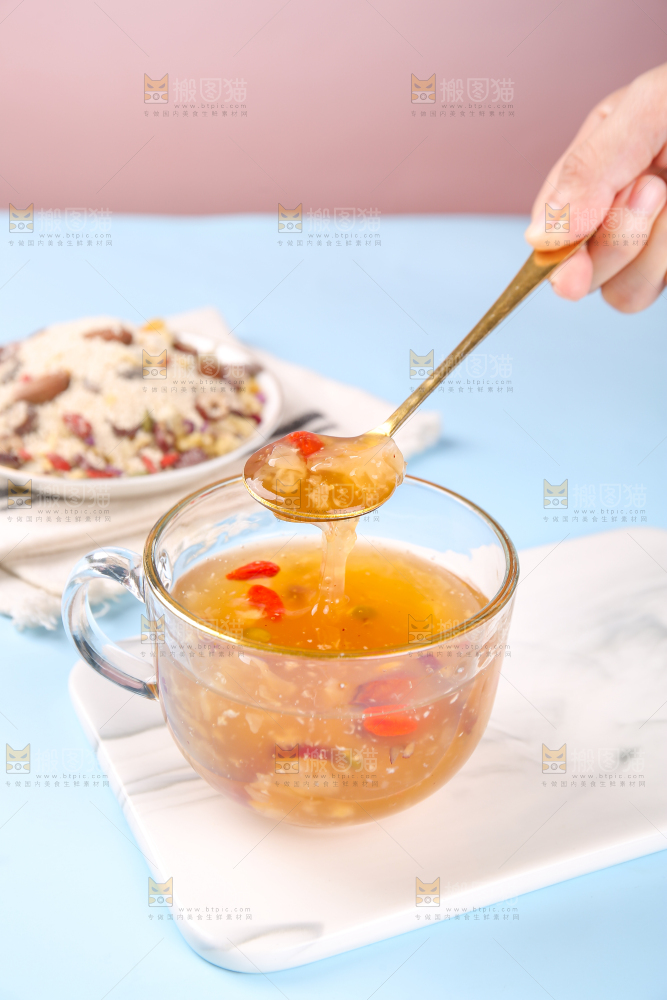 勺子里的红枣坚果银耳羹
